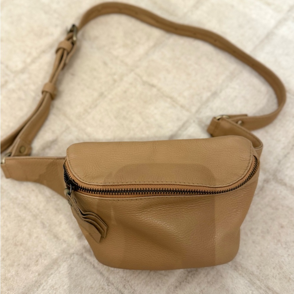 MANDRN “The Remy- Sand” Leather Crossbody Bag